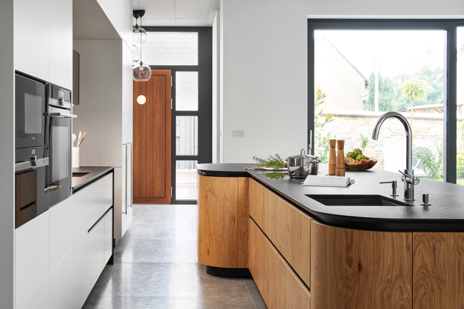 Hanák realizace kuchyně dýha bílý lak