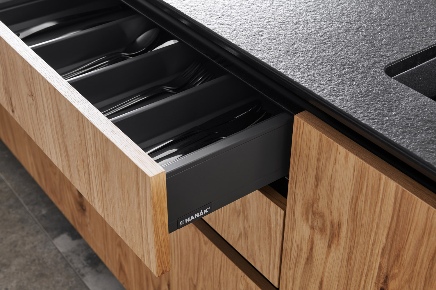 Hanák realizace kuchyně dýha zásuvka