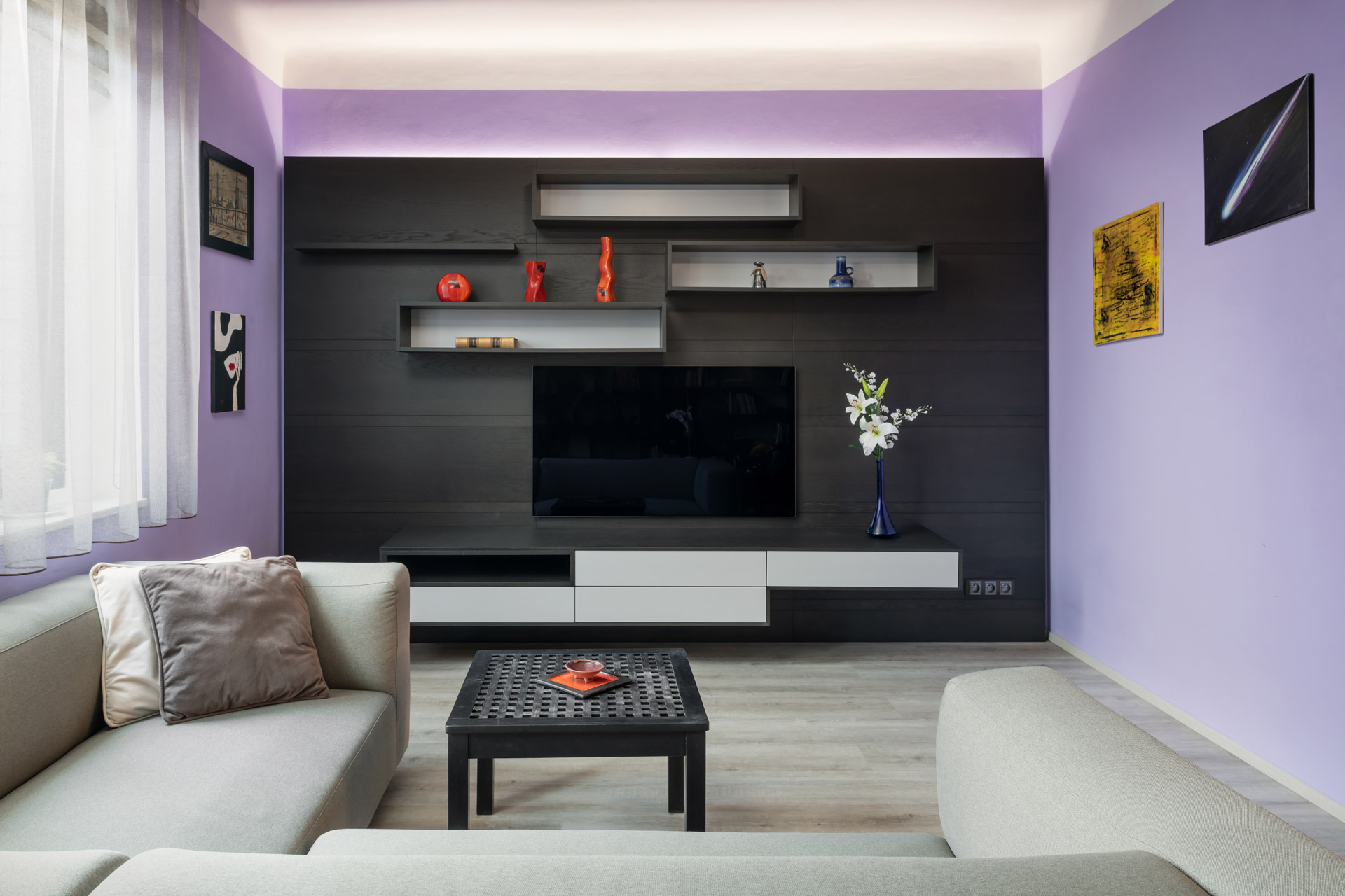 Hanák nábytek Menší tmavý interiér