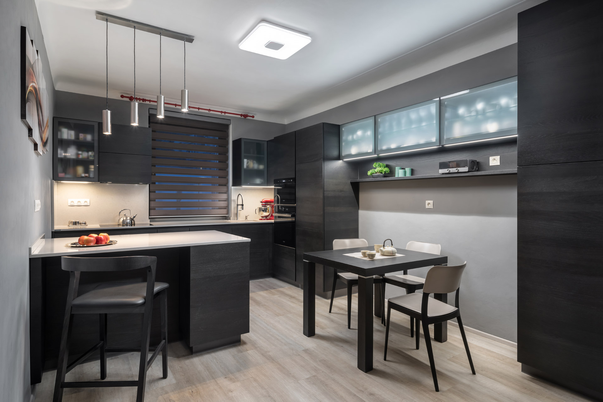 Hanák nábytek Menší tmavý interiér